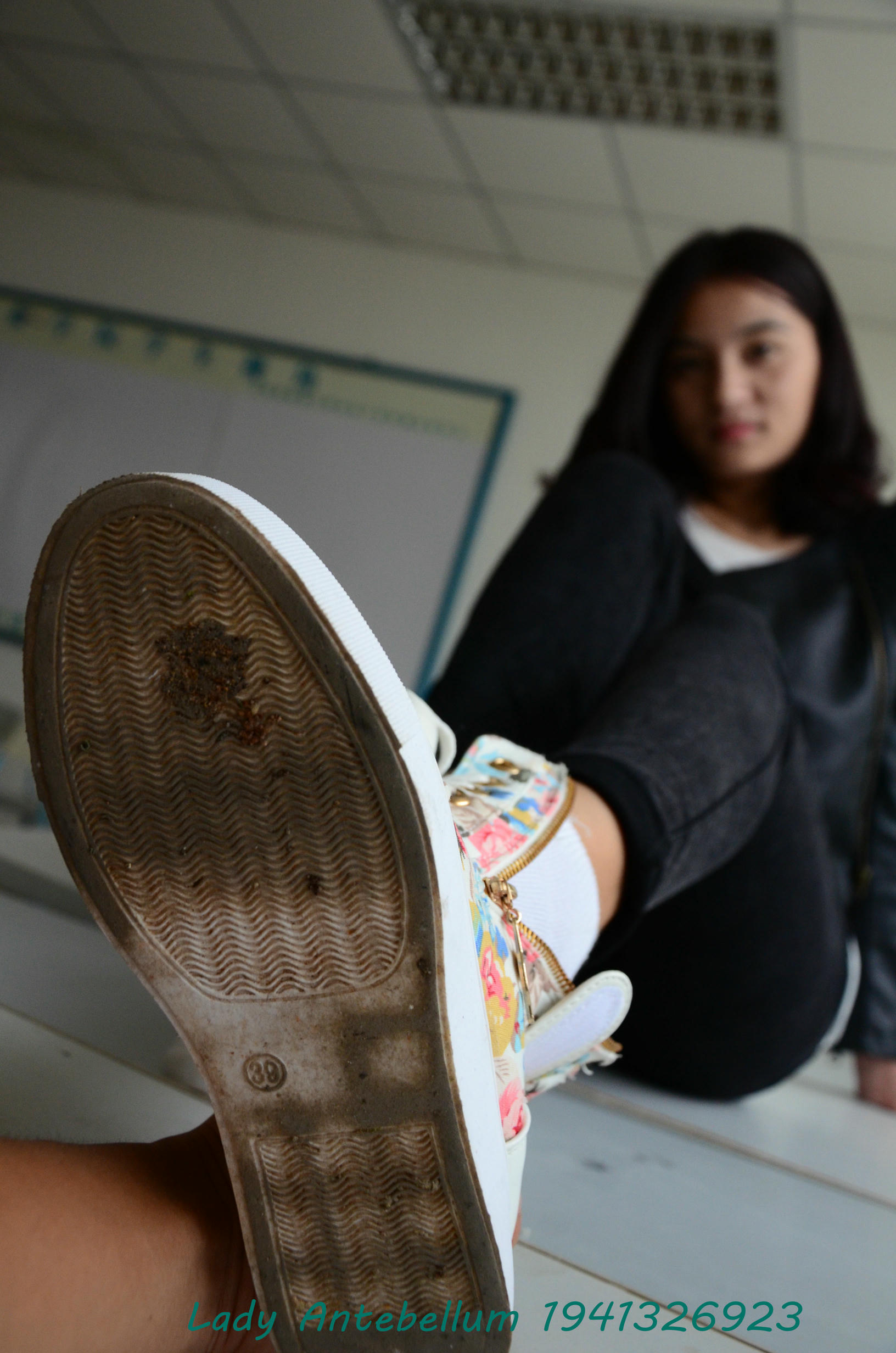 [战前女神] 恋足美腿棉袜女神级摄影套图 070 [82P-139MB]_第1集