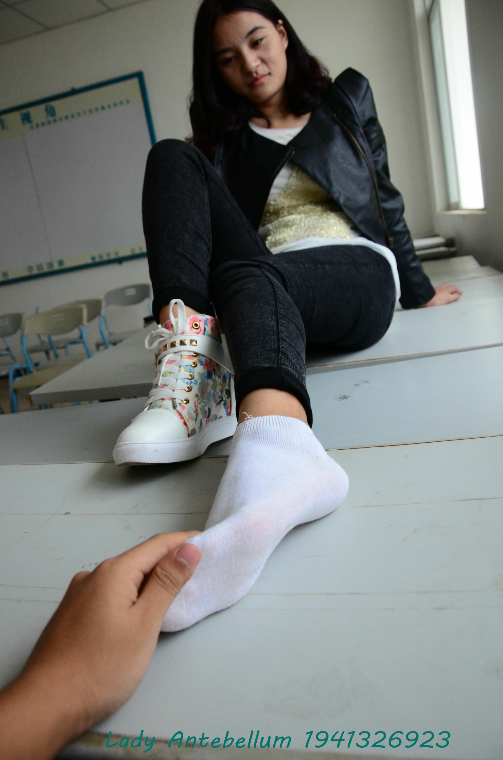 [战前女神] 恋足美腿棉袜女神级摄影套图 070 [82P-139MB]_第2集