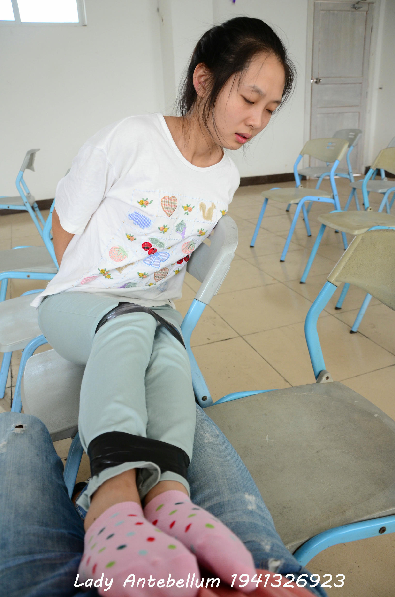 [战前女神] 恋足美腿棉袜女神级摄影套图 071 [92P-129MB]_第2集