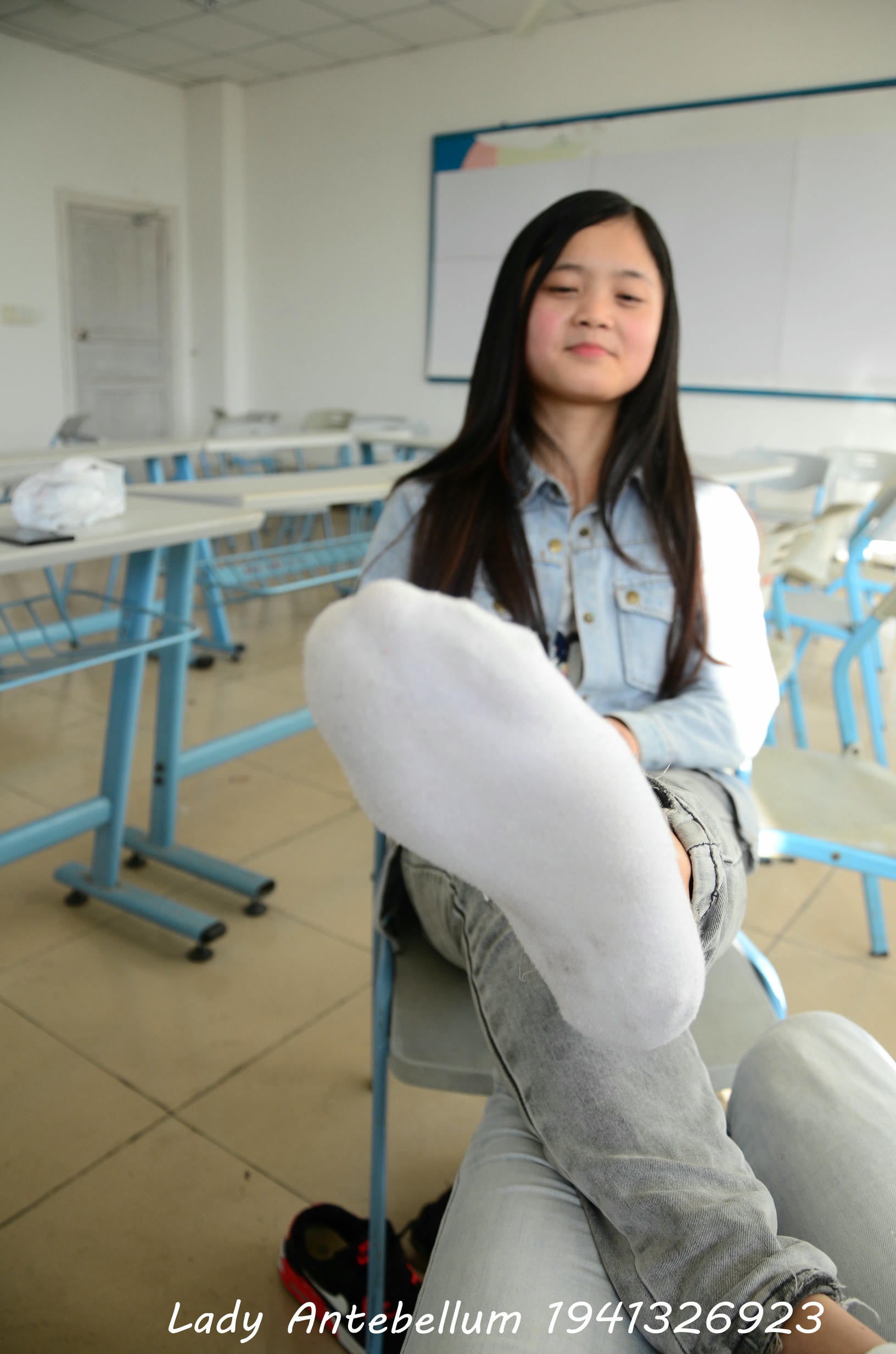 [战前女神] 恋足美腿棉袜女神级摄影套图 076 [52P-78MB]_第2集