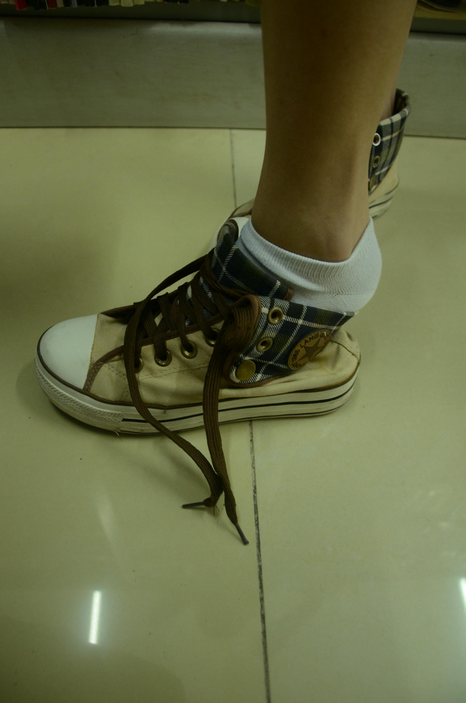 [战前女神] 恋足美腿棉袜女神级摄影套图 081 [104P-153MB]_第2集